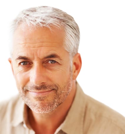 Man met kort grijs haar en een verzorgde baard